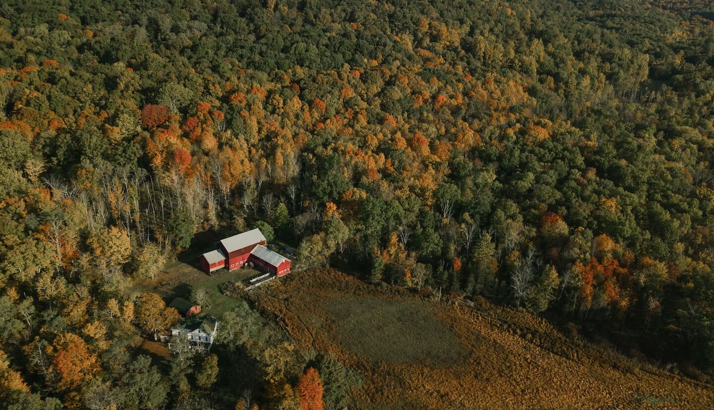 A barn in the Hudson Valley surrounded by fall foliage